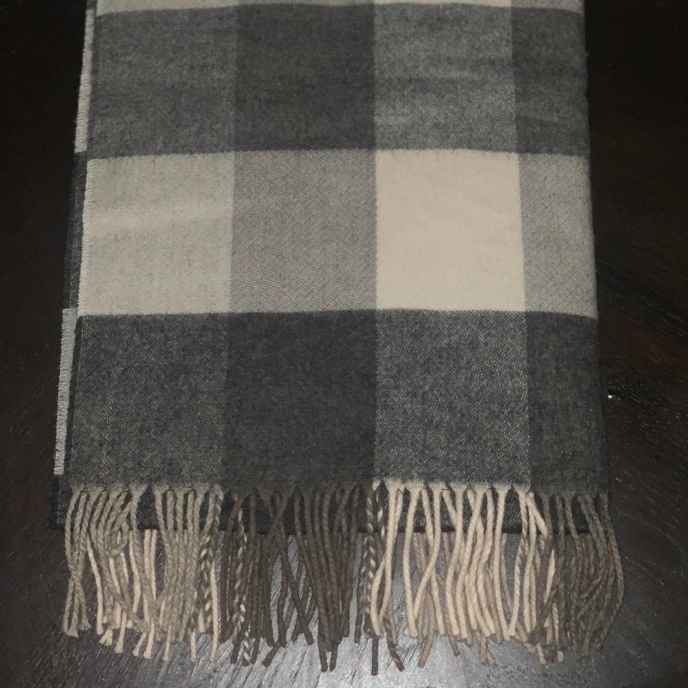 V. FRAAS Fringe Scarf